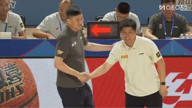 奇怪，重磅引援全场只打2分钟，球迷怒问杜锋：用4人换他来干什么