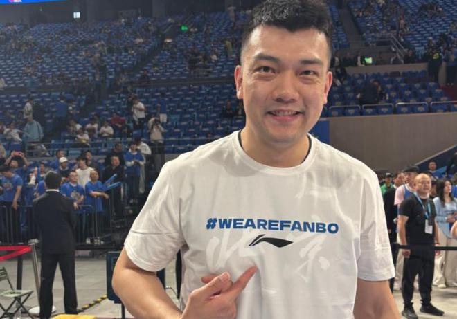 京媒：北京男篮球员赛前热身时都穿着“WE ARE FANBO”的T恤