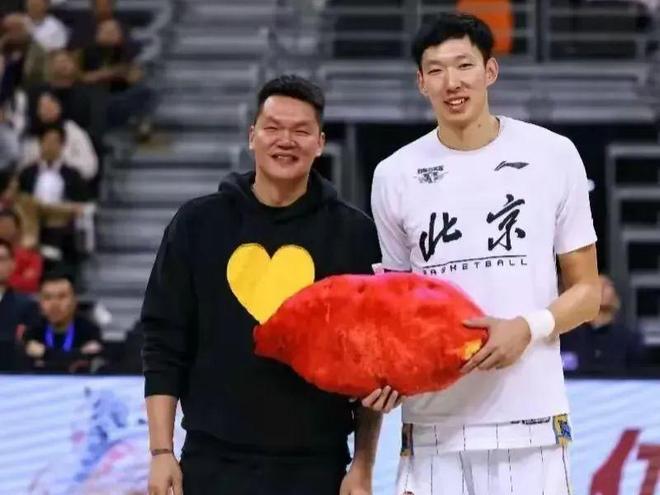 被隔扣+绝杀！男篮一哥打出最差一季，球迷：广东甩掉他太正确