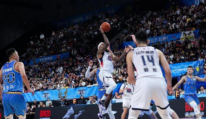 赢家输家都尴尬！山东男篮主帅停赛期两连胜，北京男篮主场遭绝杀
