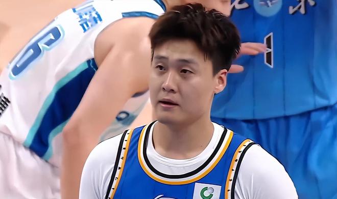 赵睿关键时刻2罚不中！北京4分钟被打11-0遭翻盘，青岛2将1战封神