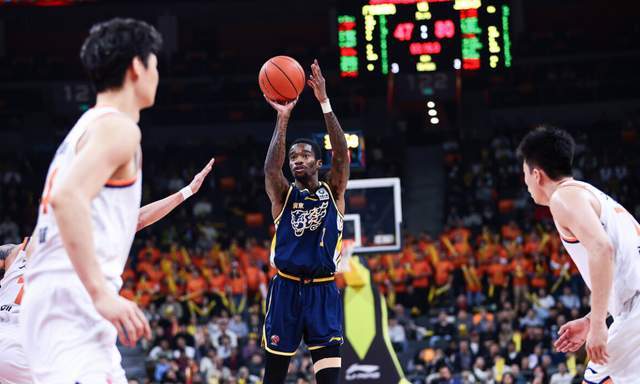 CCTV5直播广东VS上海恐遭双杀！内线弱点暴露无遗，杜锋依赖快攻