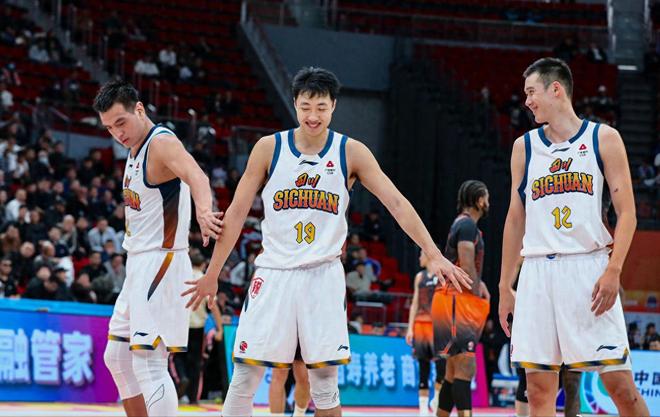CBA两份罚单！南京四川4人禁赛，罚款16万，刘维伟不在意5连败