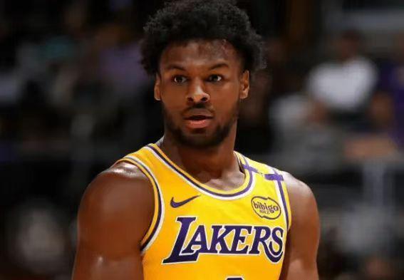 布朗尼12+6爆发：赛季首次上双+多数据追平生涯纪录 罕见三分全中