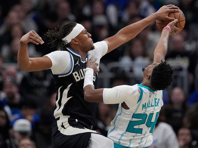 空接暴扣准绝杀！字母不足30分钟30+10+5 雄鹿逆转16分剑指前十