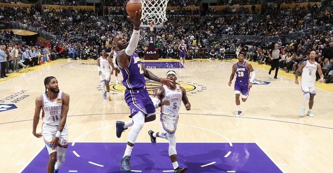 湖人110-119输雷霆！詹姆斯狂砍22+10创80年NBA纪录