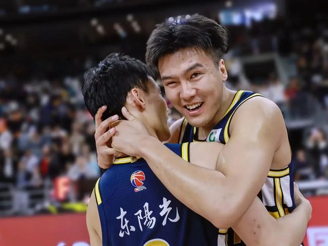 广东离队首人曝光！黄荣奇转投四川，杜锋下逐客令，张文逸获续约