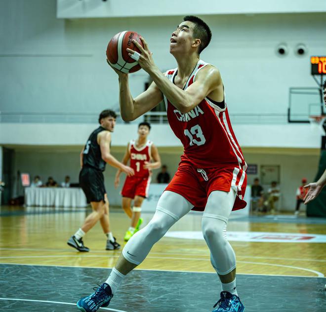 轰26+10！中国男篮又一15岁2米03新星崛起：国少核心曾强打巴特勒