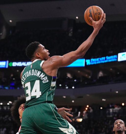 7人上双居然惨败!字母哥37+14降维打击,火箭旧将首秀14+5