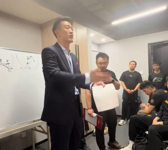 广厦G3更衣室！王博肯定三点，讲话低调谦逊，就是更衣室太小了！