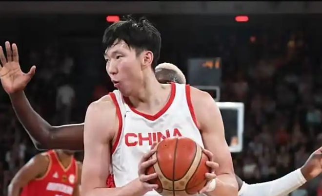 男篮12人名单仅差2点疑问！内线等周琦，外线高诗岩徐杰2选1！