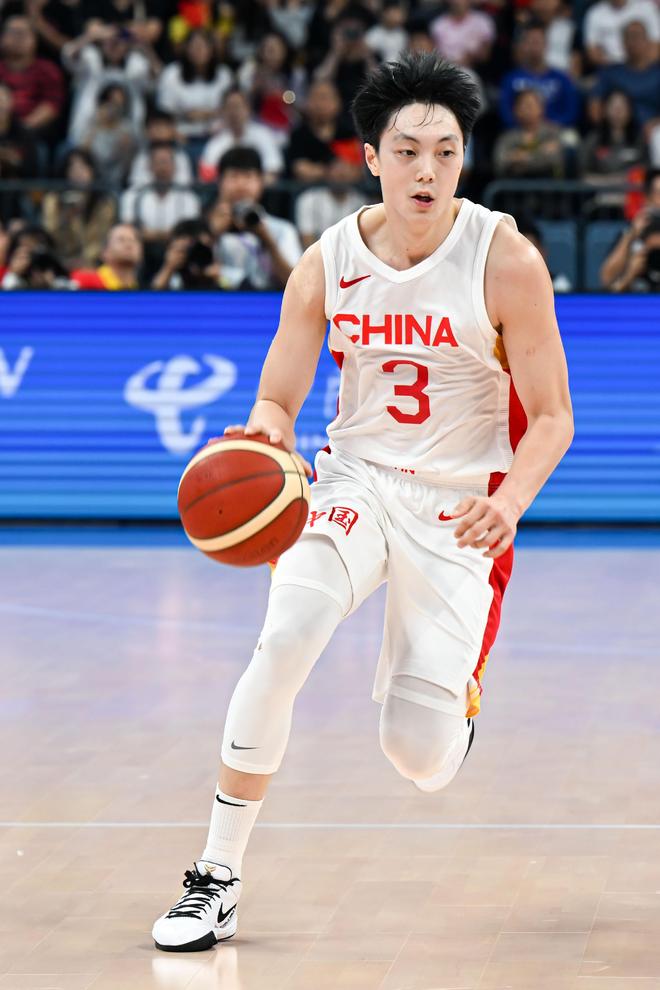 状态回暖！胡明轩6中3拿到10分2板6助1断 上场比赛8中1