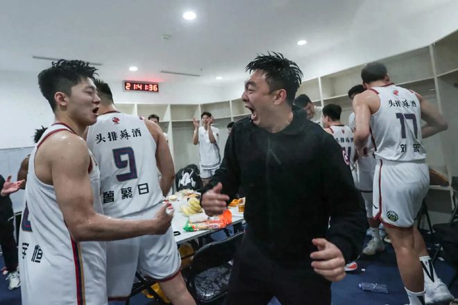 见势不妙立马跑路！刘家成转投宁波，首笔操作或是让西热任主帅？