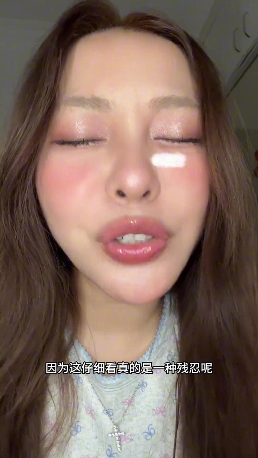 女博主声援张元英：在男凝视角下强颜欢笑，谁会在踢球时穿超短裙