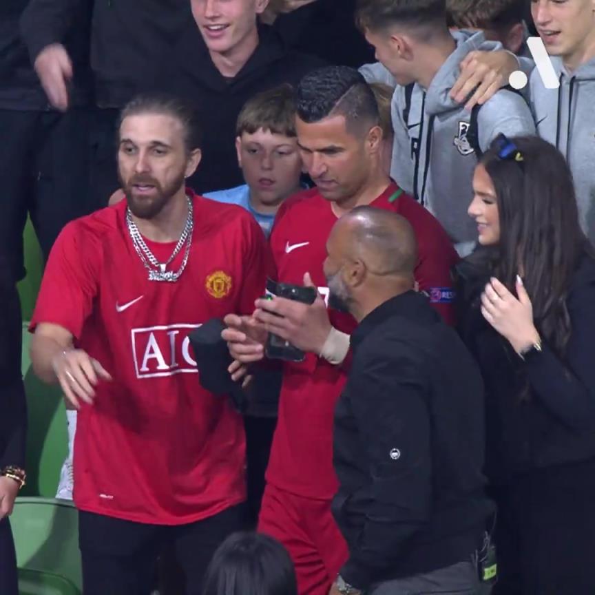 你也是C罗！？？墨尔本德比现场有个穿着葡萄牙球衣的“C罗”~