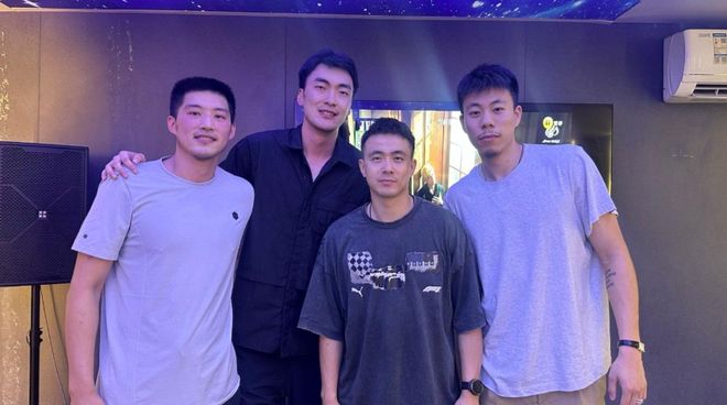 辽篮全队聚餐！张镇麟现身，3人吃完离队，豪华包间，一桌子美食