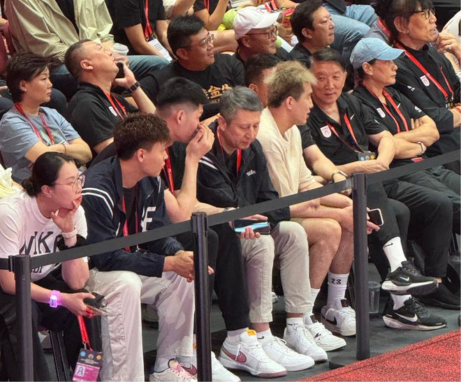 耐高阵容太豪华！宫鲁鸣艾伦畅聊，杜锋搂赵睿，胡金秋郭士强洽谈