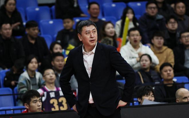 换帅！CBA亚军教头投奔黑马队，调教本土得分王，两弟子不输吴前