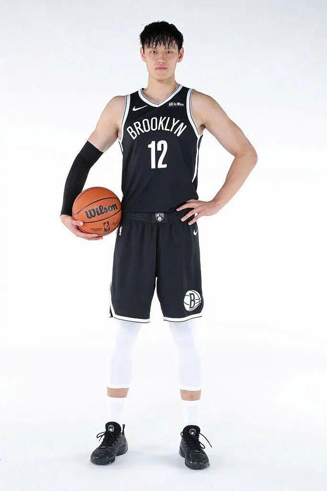 刚拿到NBA合同就陷圈钱争议！曾凡博中国赛见面签名收费高？