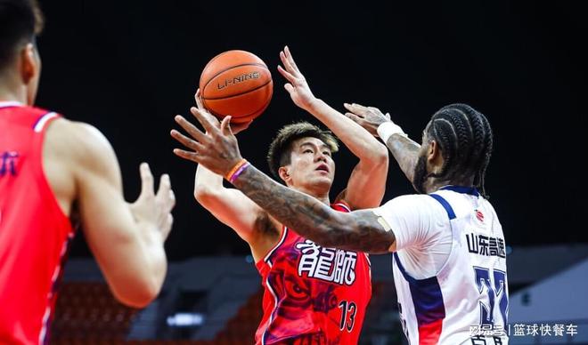 中国男篮深夜迎来一大噩耗！郭艾伦重伤赛季报销：或就此退役？