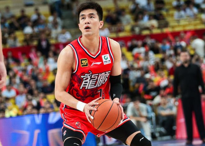 突发!郭艾伦突破左膝受伤痛苦倒地翻滚 被担架车给推下场