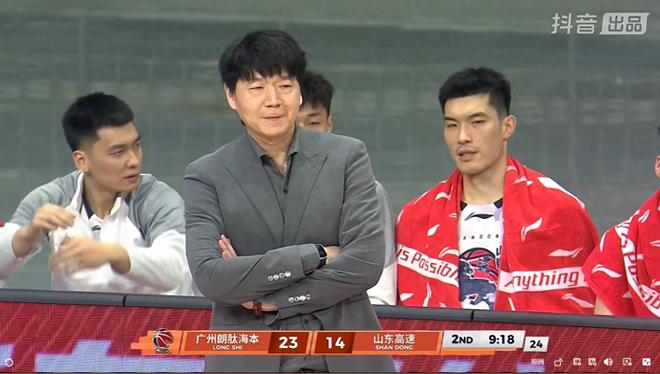 CBA刺头又发作！故意撞伤徐昕被判违体+怒瞪纪尚敏，耍横葬送比赛