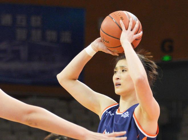 轰30+10，三分6中6！中国女篮1米85王牌闪耀：她是李梦最佳替身？