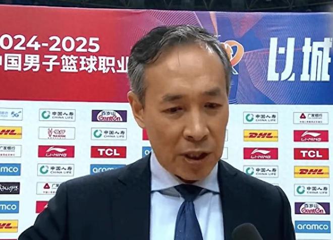 万万没想到！4战轰43分50板，被喷装死的外援，成球队最大功臣