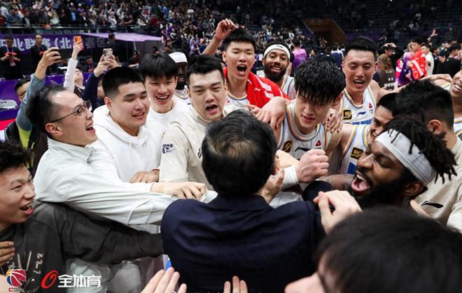北京双雄继续口角，赛后曾凡博怒骂北控一人是小丑，京蜜：骂得好