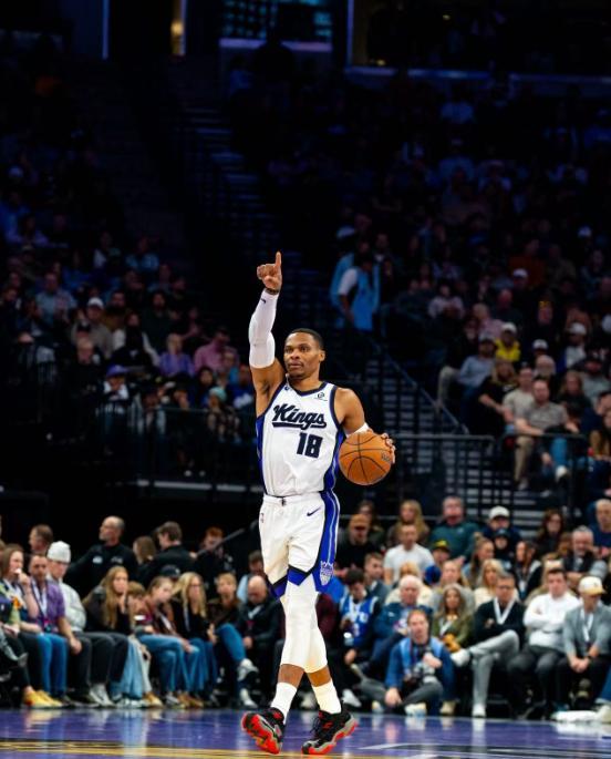 威少12+10拉文爆砍42分，阿德巴约哑火，国王大胜热火终结4连败