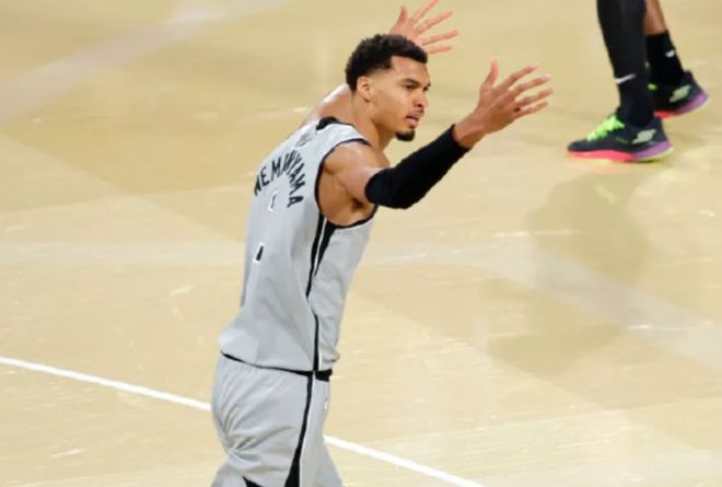 含泪出战！文班亚马告别至亲，痛失冠军！