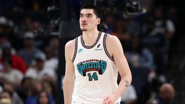 姚明曾有类似伤病!华裔中锋伊迪再次接受脚踝手术