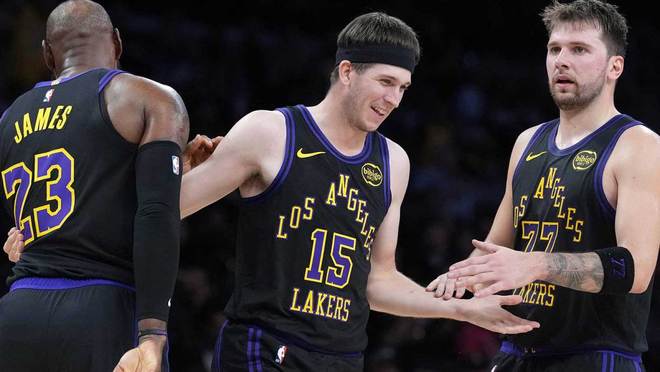 湖人队东契奇在NBA季后赛首轮比赛中，向里夫斯表达了真诚的鼓励