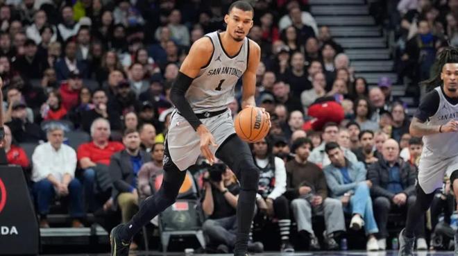 颠覆认知！文班亚马这球太离谱，2米26打出乔丹级突破