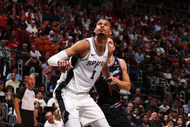 马刺6连胜双杀送热火5连败 文班26+14+5帽创历史第二人纪录