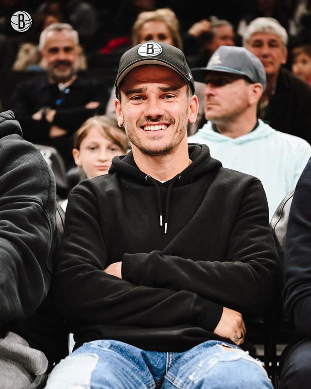 格列兹曼现场观战篮网比赛，篮网官方：很高兴你能来