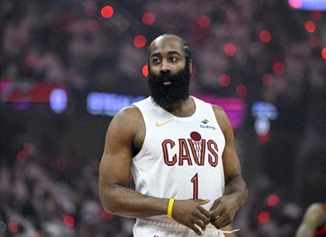 一组0-2，哈登扎心了，场均16分5失误，还创造21世纪倒一的纪录