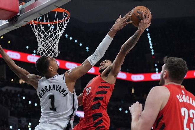 文班17+14+6帽创两神迹，马刺淘汰开拓者！杨瀚森0分，福克斯立功