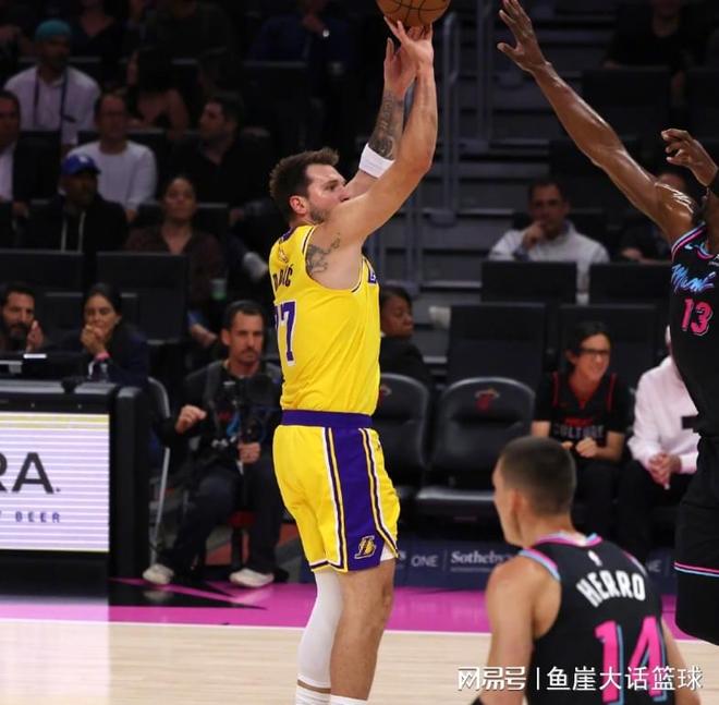逆转！东契奇60+7创新高，阿德巴约28+2老詹三双，里夫斯18分10罚