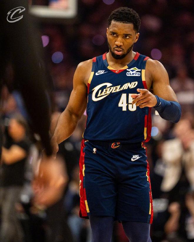 骑士灭猛龙总分1-0：哈登22+10总分超伯德 米切尔32分创历史第一