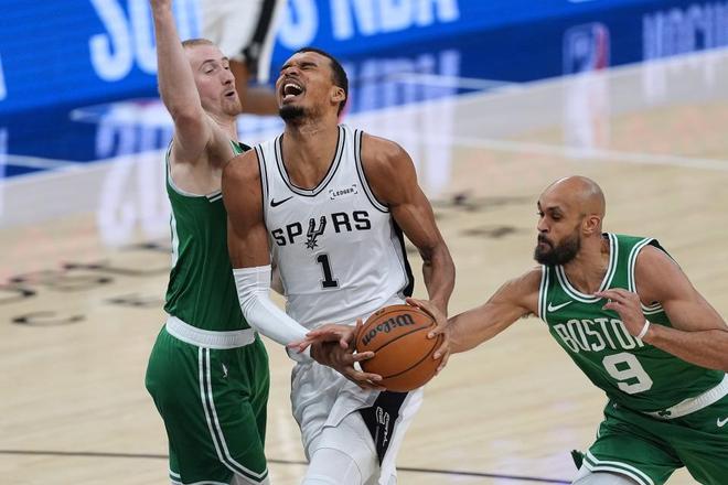 8三分轰39+11，文班平生涯纪录！3点助马刺17战16胜连斩争冠大热