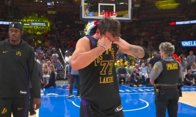 湖人43分惨败！东契奇腿筋拉伤退赛或无缘赛季评奖