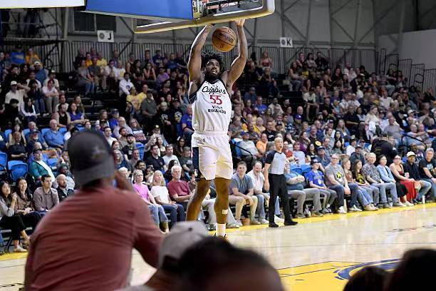 发展联盟豪取19+22，缺少中锋的快船也可以试一试这位内线新秀？