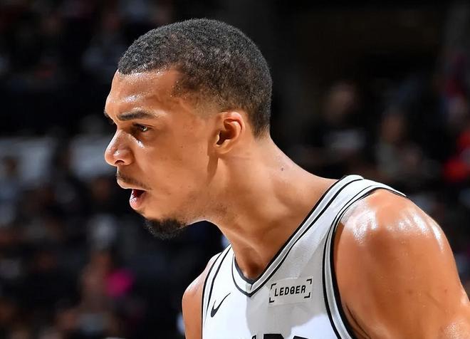 普理查德32+4+5无缘今日最佳！对不起，你碰到创纪录的文班亚马了