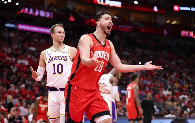 火箭拒绝被横扫，裁判明显用力过猛，乌度卡和申京都看不下去了