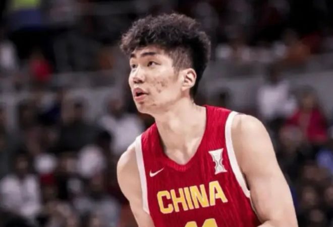 余嘉豪晒照抵达北京+将再飞冲绳 媒体人：CBA无更符合要求内线