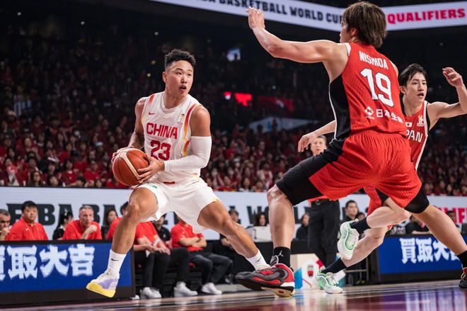 正义必胜！顶住恐怖的黑哨，中国男篮下半场大逆转