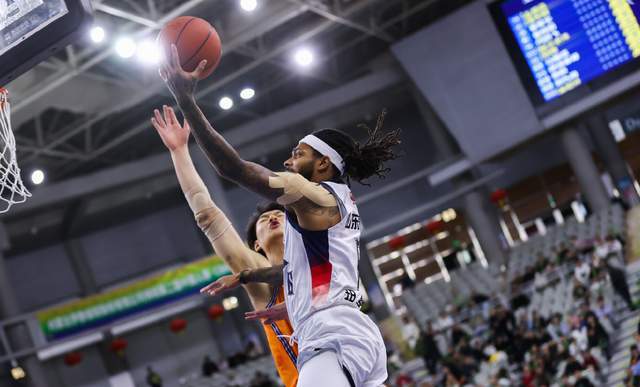 曝山东锁定2名小外援!接触单场29+16+8超级后卫,邱彪要打富裕仗