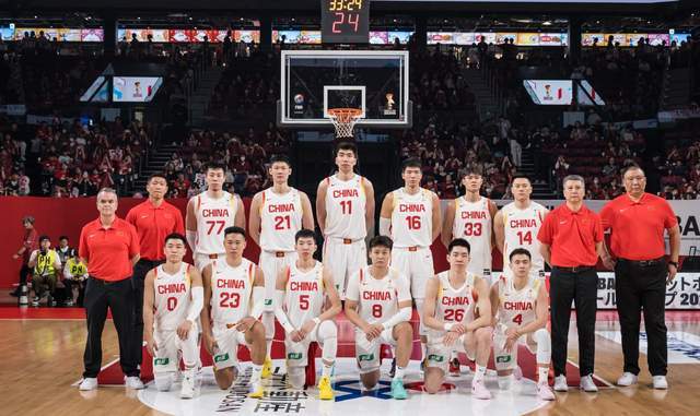 FIBA认错,果断换人,3裁判出炉,助裁曾执法CBA,中国男篮或受益