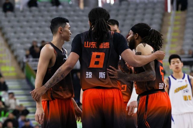 山东男篮拒绝爆冷！全力击败广州，新外援CBA首秀，央视直播